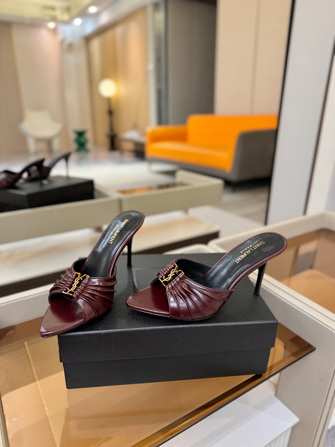 YSL「SAINT LAURENT*」 夏季新品 尖头优雅大气高跟拖鞋 —————————— 尖头设计拉长腿部线条, YSL「SAINT LAURENT*」 夏季新品 尖头优雅大气高跟拖鞋 —————————— 尖头设计拉长腿部线条,