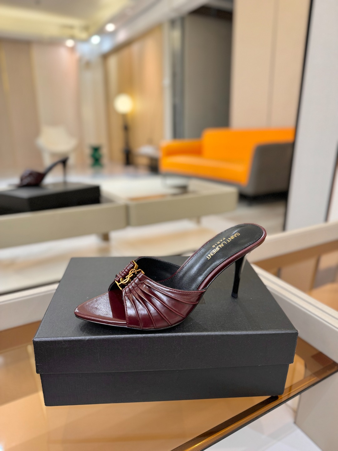 YSL「SAINT LAURENT*」  夏季新品 尖头优雅大气高跟拖鞋 ——————————  尖头设计拉长腿部线条，