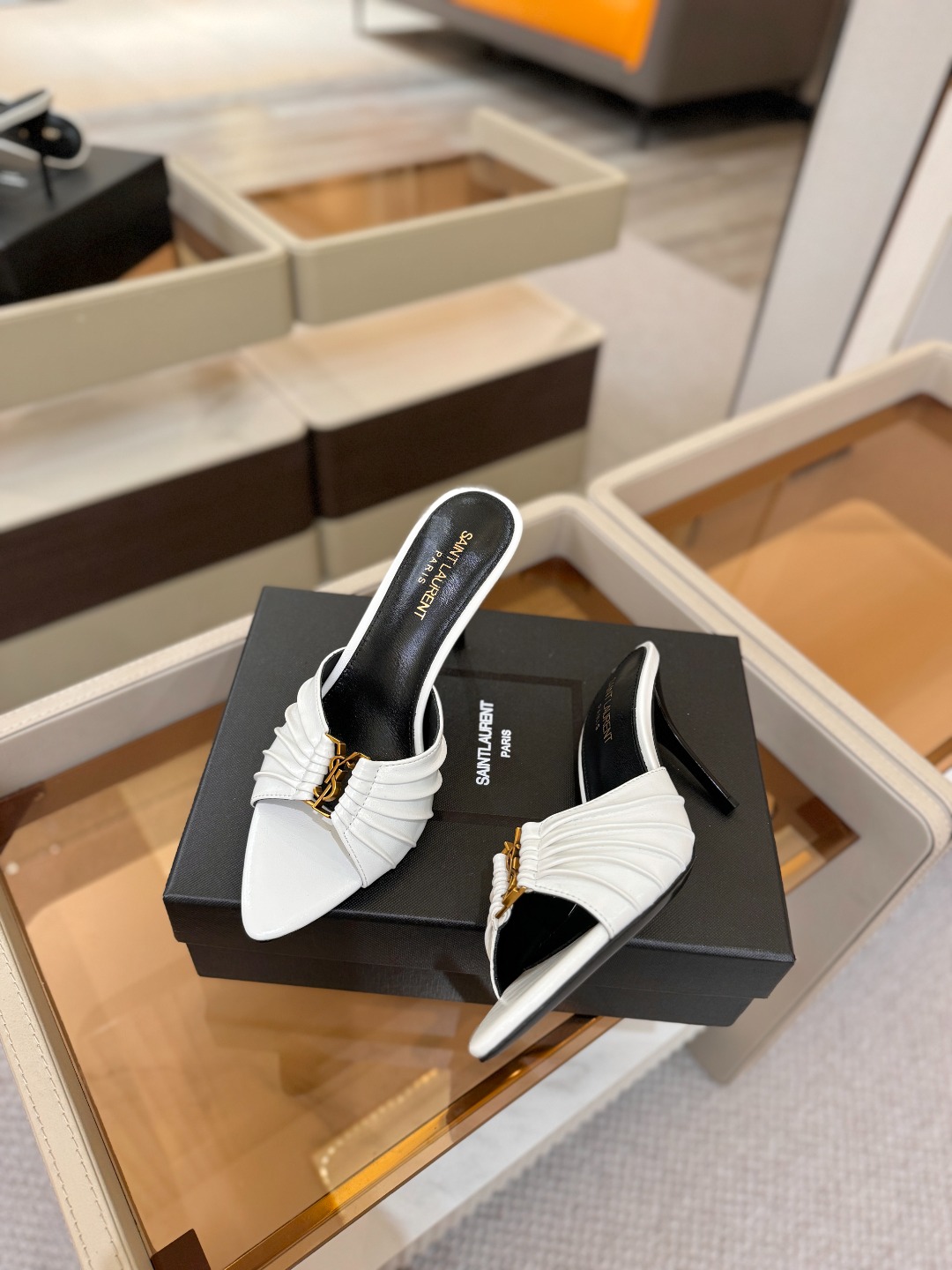 YSL「SAINT LAURENT*」 夏季新品 尖头优雅大气高跟拖鞋 —————————— 尖头设计拉长腿部线条, YSL「SAINT LAURENT*」 夏季新品 尖头优雅大气高跟拖鞋 —————————— 尖头设计拉长腿部线条,
