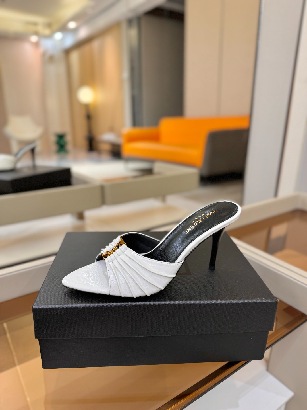 YSL「SAINT LAURENT*」  夏季新品 尖头优雅大气高跟拖鞋 ——————————  尖头设计拉长腿部线条，