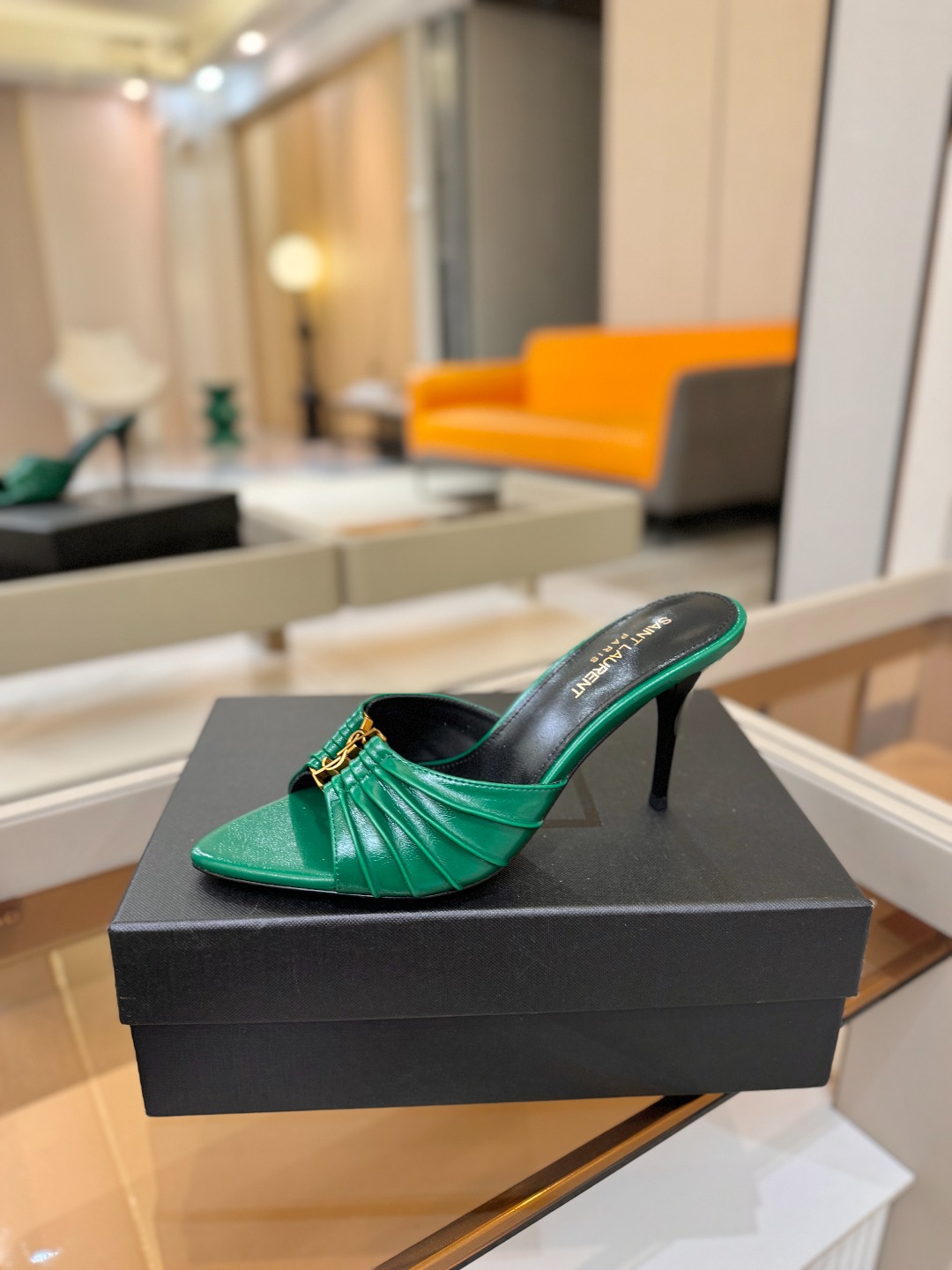YSL「SAINT LAURENT*」  夏季新品 尖头优雅大气高跟拖鞋 ——————————  尖头设计拉长腿部线条，