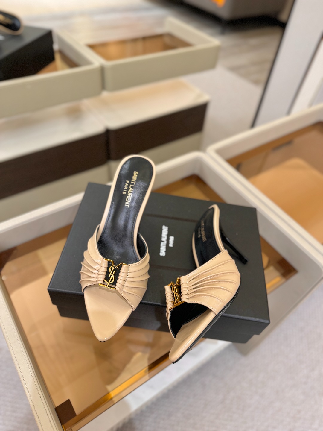 YSL「SAINT LAURENT*」 夏季新品 尖头优雅大气高跟拖鞋 —————————— 尖头设计拉长腿部线条, YSL「SAINT LAURENT*」 夏季新品 尖头优雅大气高跟拖鞋 —————————— 尖头设计拉长腿部线条,