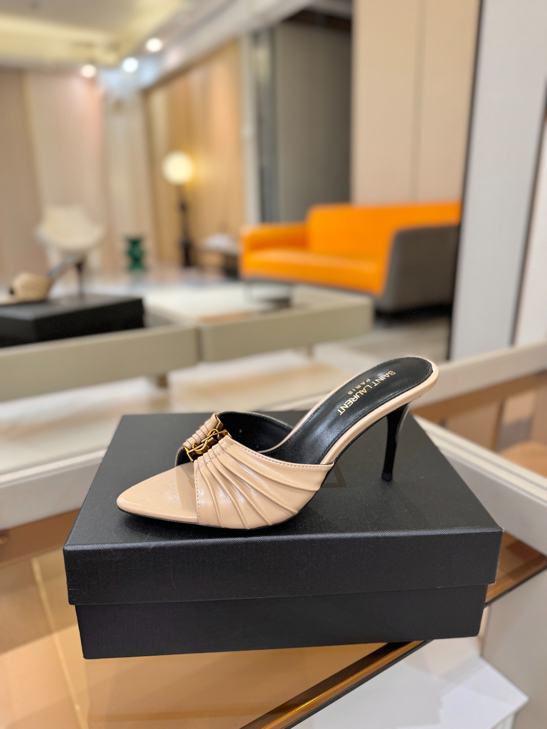 YSL「SAINT LAURENT*」  夏季新品 尖头优雅大气高跟拖鞋 ——————————  尖头设计拉长腿部线条，