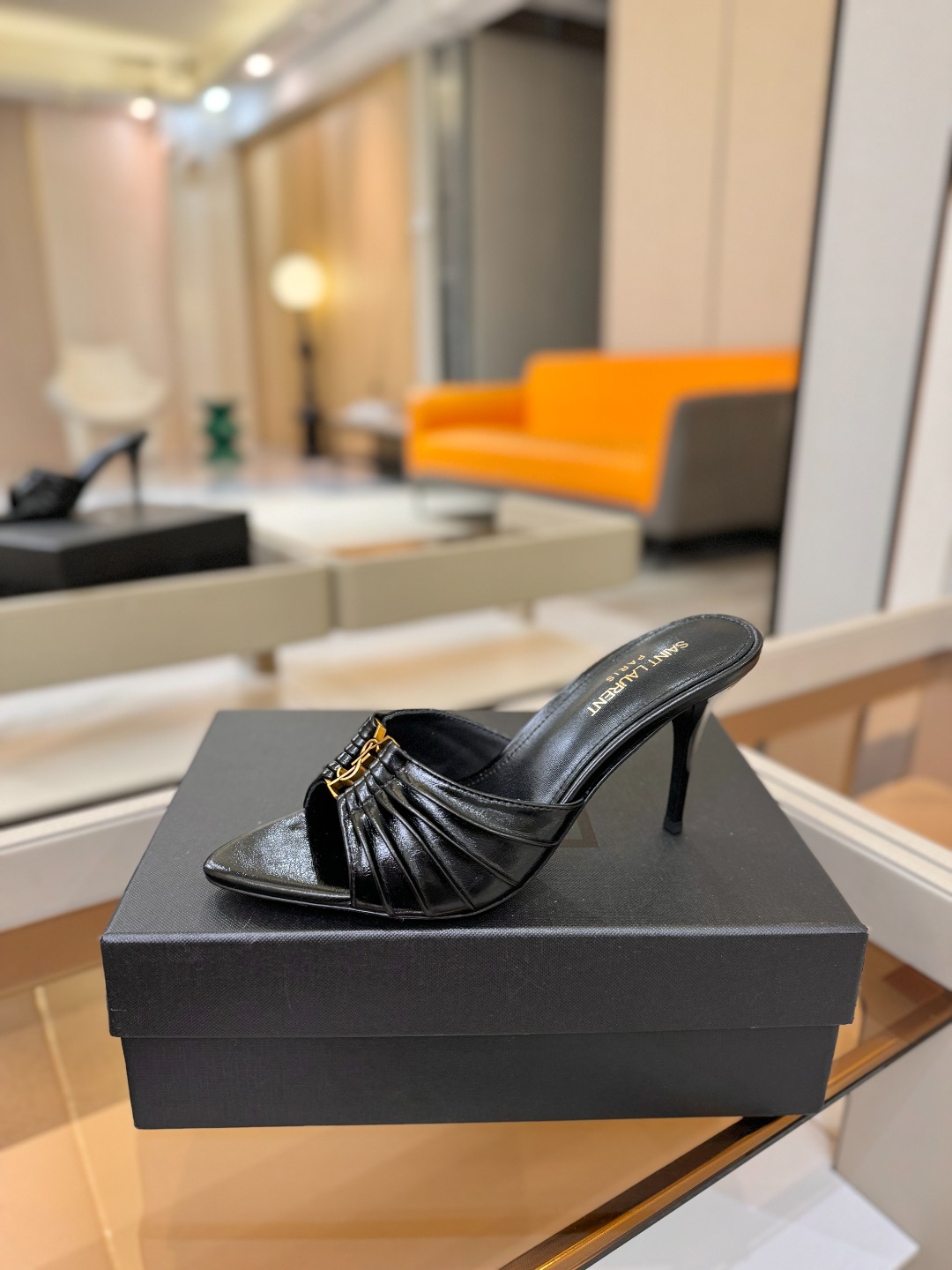YSL「SAINT LAURENT*」  夏季新品 尖头优雅大气高跟拖鞋 ——————————  尖头设计拉长腿部线条，