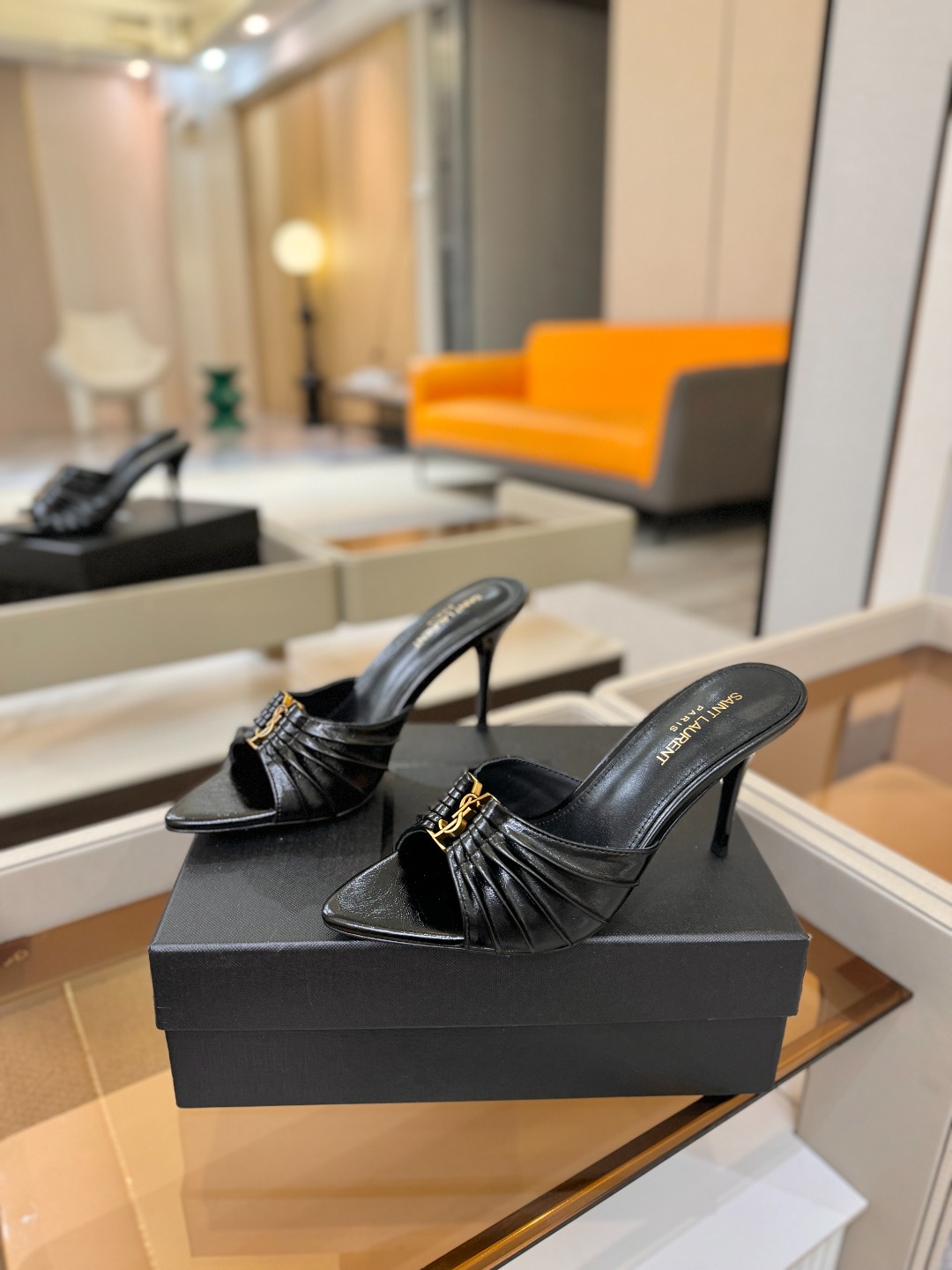 YSL「SAINT LAURENT*」 夏季新品 尖头优雅大气高跟拖鞋 —————————— 尖头设计拉长腿部线条, YSL「SAINT LAURENT*」 夏季新品 尖头优雅大气高跟拖鞋 —————————— 尖头设计拉长腿部线条,