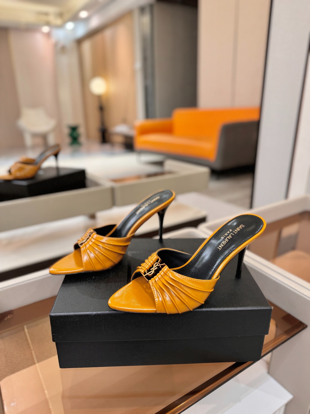 YSL「SAINT LAURENT*」 夏季新品 尖头优雅大气高跟拖鞋 —————————— 尖头设计拉长腿部线条, YSL「SAINT LAURENT*」 夏季新品 尖头优雅大气高跟拖鞋 —————————— 尖头设计拉长腿部线条,