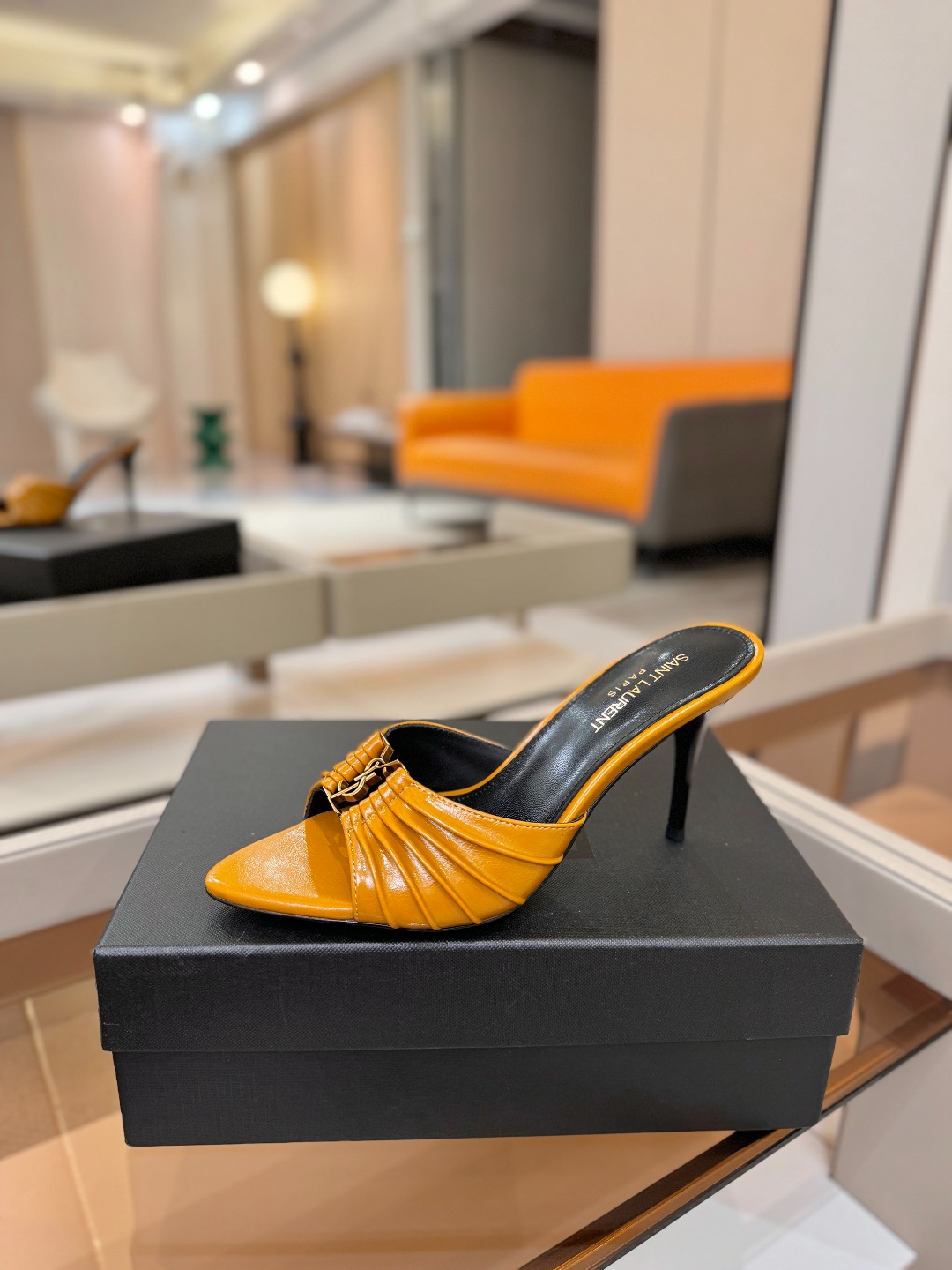 YSL「SAINT LAURENT*」  夏季新品 尖头优雅大气高跟拖鞋 ——————————  尖头设计拉长腿部线条，