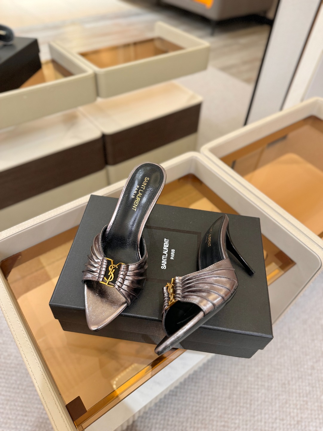 YSL「SAINT LAURENT*」  夏季新品 尖头优雅大气高跟拖鞋 ——————————  尖头设计拉长腿部线条，