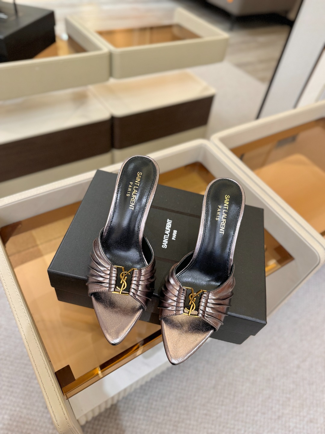 YSL「SAINT LAURENT*」  夏季新品 尖头优雅大气高跟拖鞋 ——————————  尖头设计拉长腿部线条，