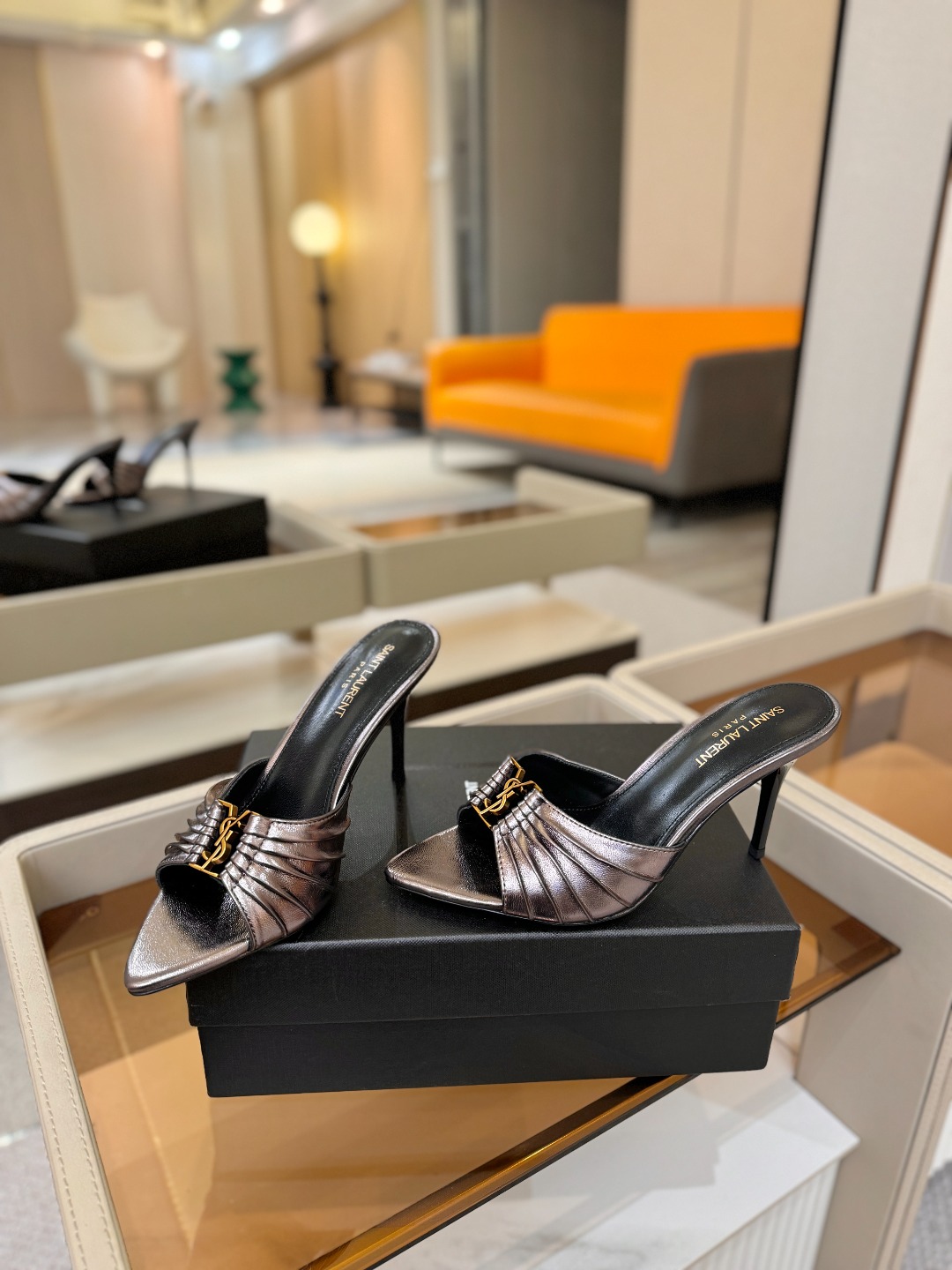 YSL「SAINT LAURENT*」  夏季新品 尖头优雅大气高跟拖鞋 ——————————  尖头设计拉长腿部线条，