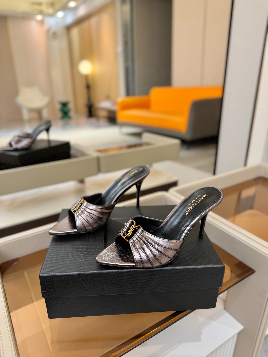 YSL「SAINT LAURENT*」  夏季新品 尖头优雅大气高跟拖鞋 ——————————  尖头设计拉长腿部线条，
