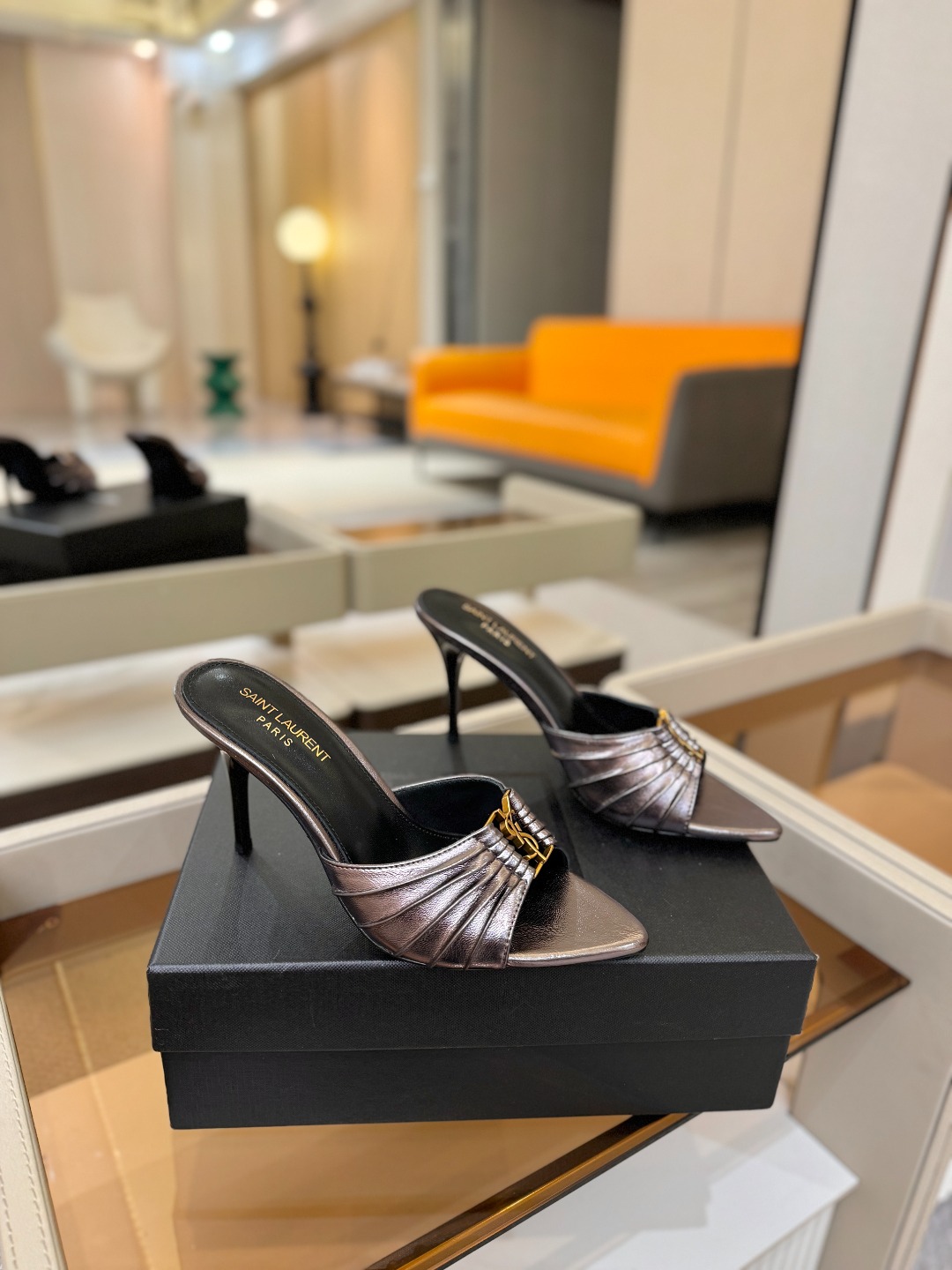 YSL「SAINT LAURENT*」  夏季新品 尖头优雅大气高跟拖鞋 ——————————  尖头设计拉长腿部线条，
