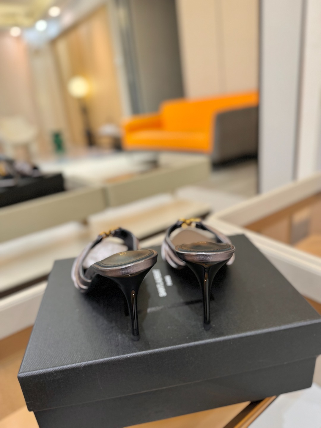 YSL「SAINT LAURENT*」  夏季新品 尖头优雅大气高跟拖鞋 ——————————  尖头设计拉长腿部线条，