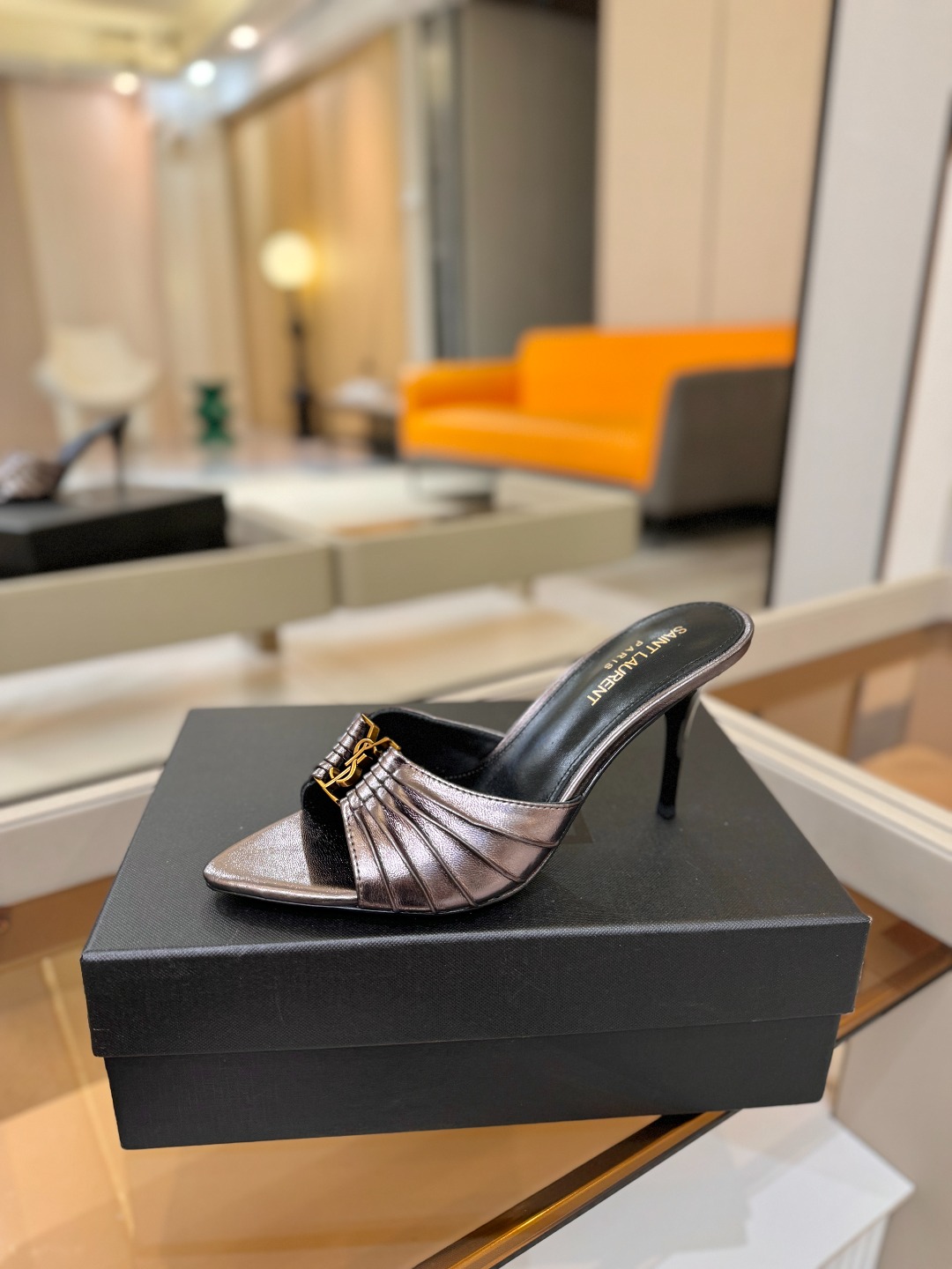 YSL「SAINT LAURENT*」  夏季新品 尖头优雅大气高跟拖鞋 ——————————  尖头设计拉长腿部线条，