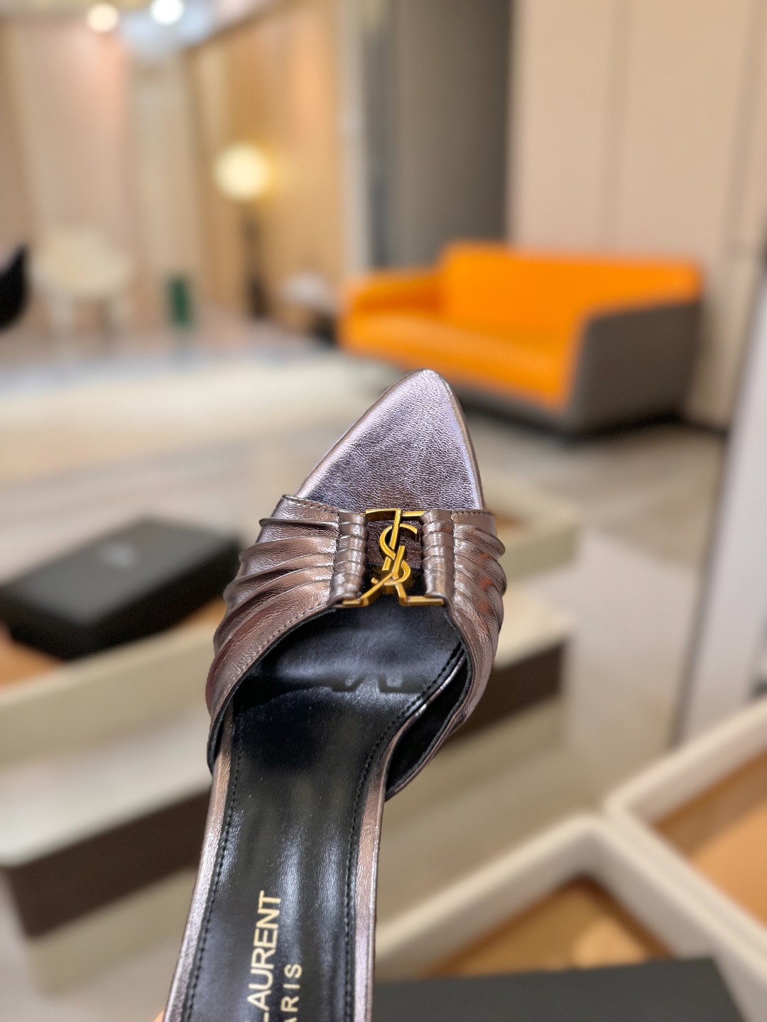 YSL「SAINT LAURENT*」  夏季新品 尖头优雅大气高跟拖鞋 ——————————  尖头设计拉长腿部线条，