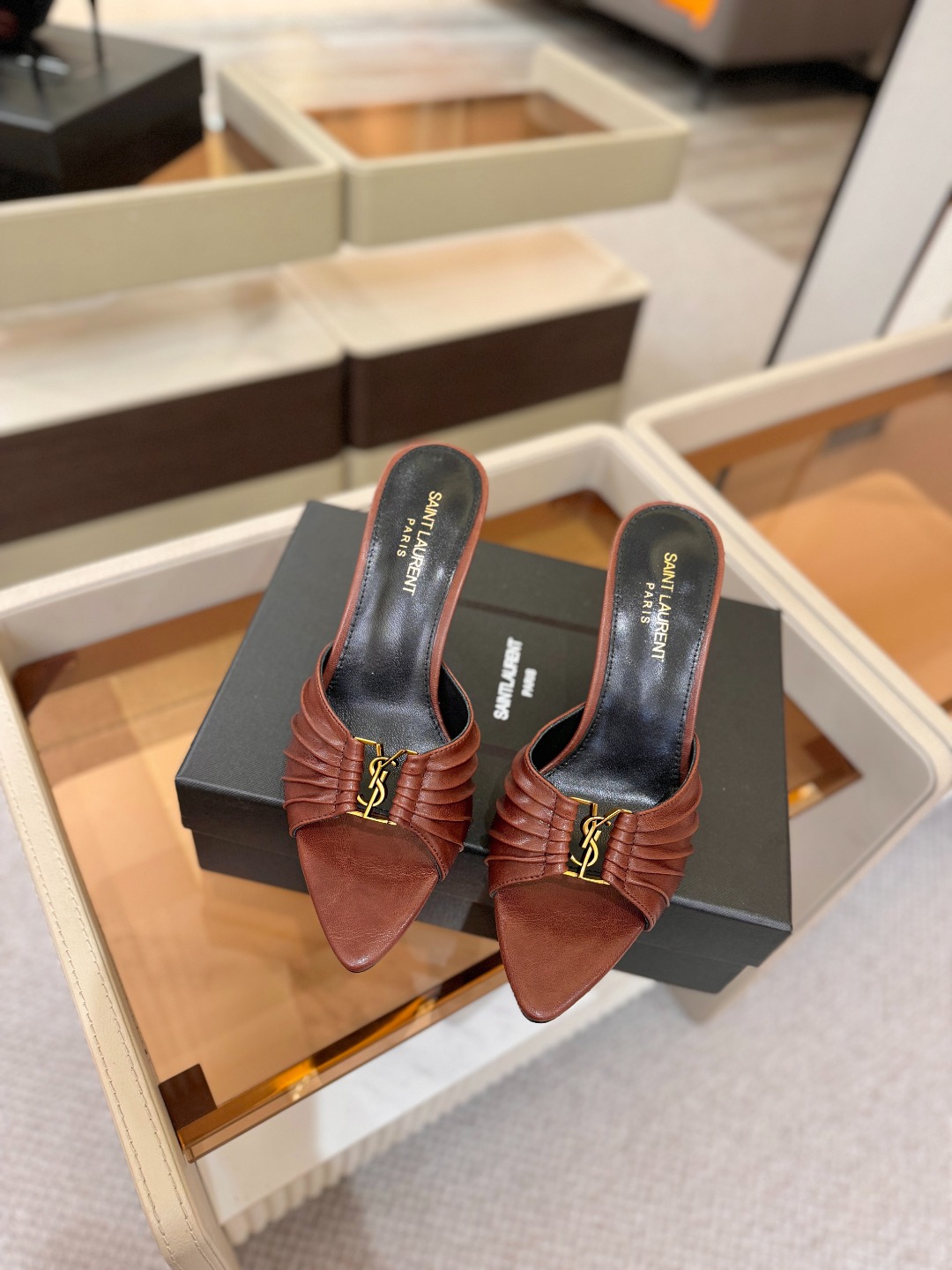 YSL「SAINT LAURENT*」  夏季新品 尖头优雅大气高跟拖鞋 ——————————  尖头设计拉长腿部线条，