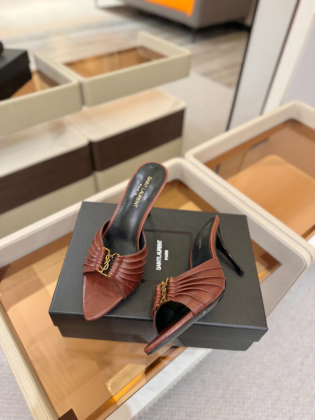 YSL「SAINT LAURENT*」  夏季新品 尖头优雅大气高跟拖鞋 ——————————  尖头设计拉长腿部线条，