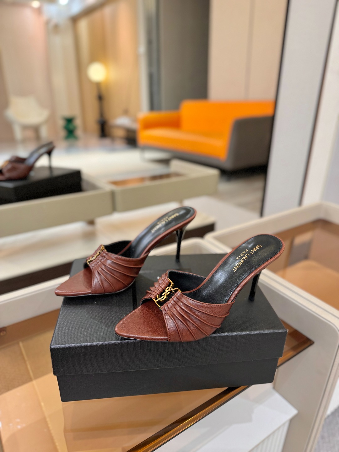 YSL「SAINT LAURENT*」  夏季新品 尖头优雅大气高跟拖鞋 ——————————  尖头设计拉长腿部线条，