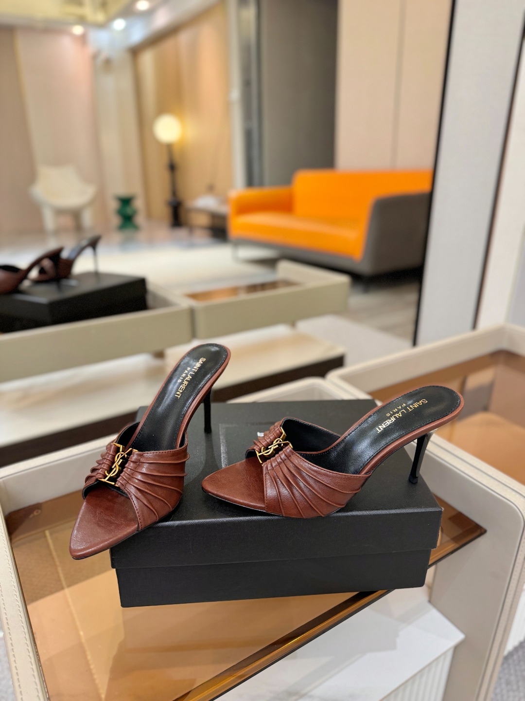 YSL「SAINT LAURENT*」  夏季新品 尖头优雅大气高跟拖鞋 ——————————  尖头设计拉长腿部线条，