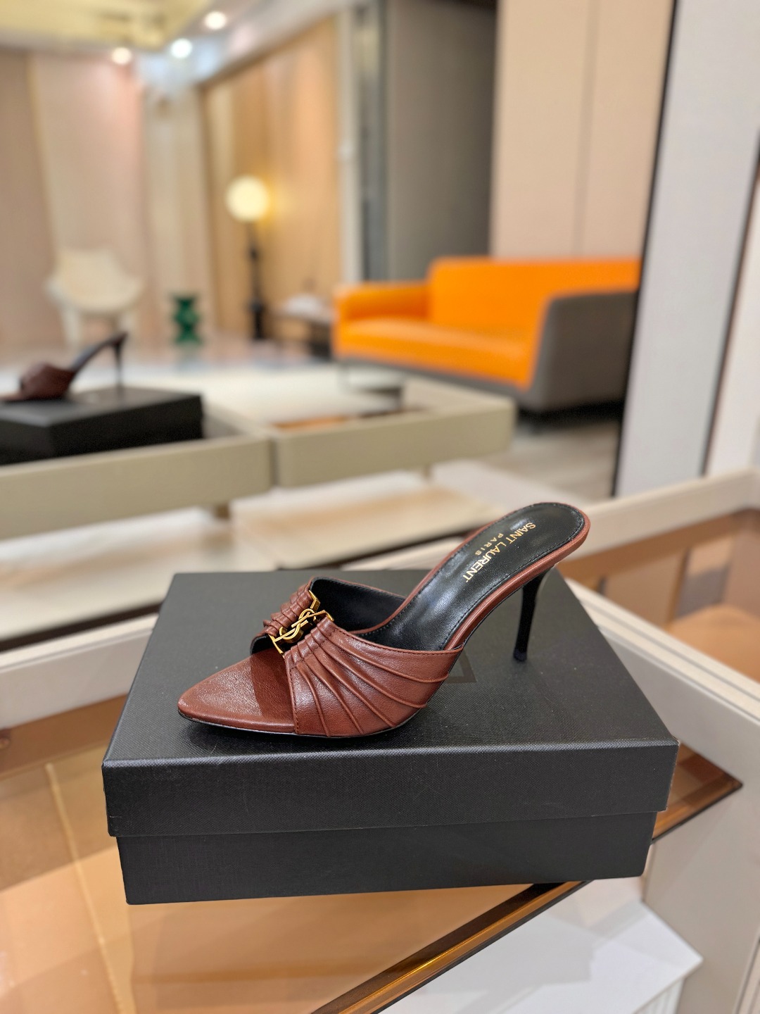 YSL「SAINT LAURENT*」  夏季新品 尖头优雅大气高跟拖鞋 ——————————  尖头设计拉长腿部线条，