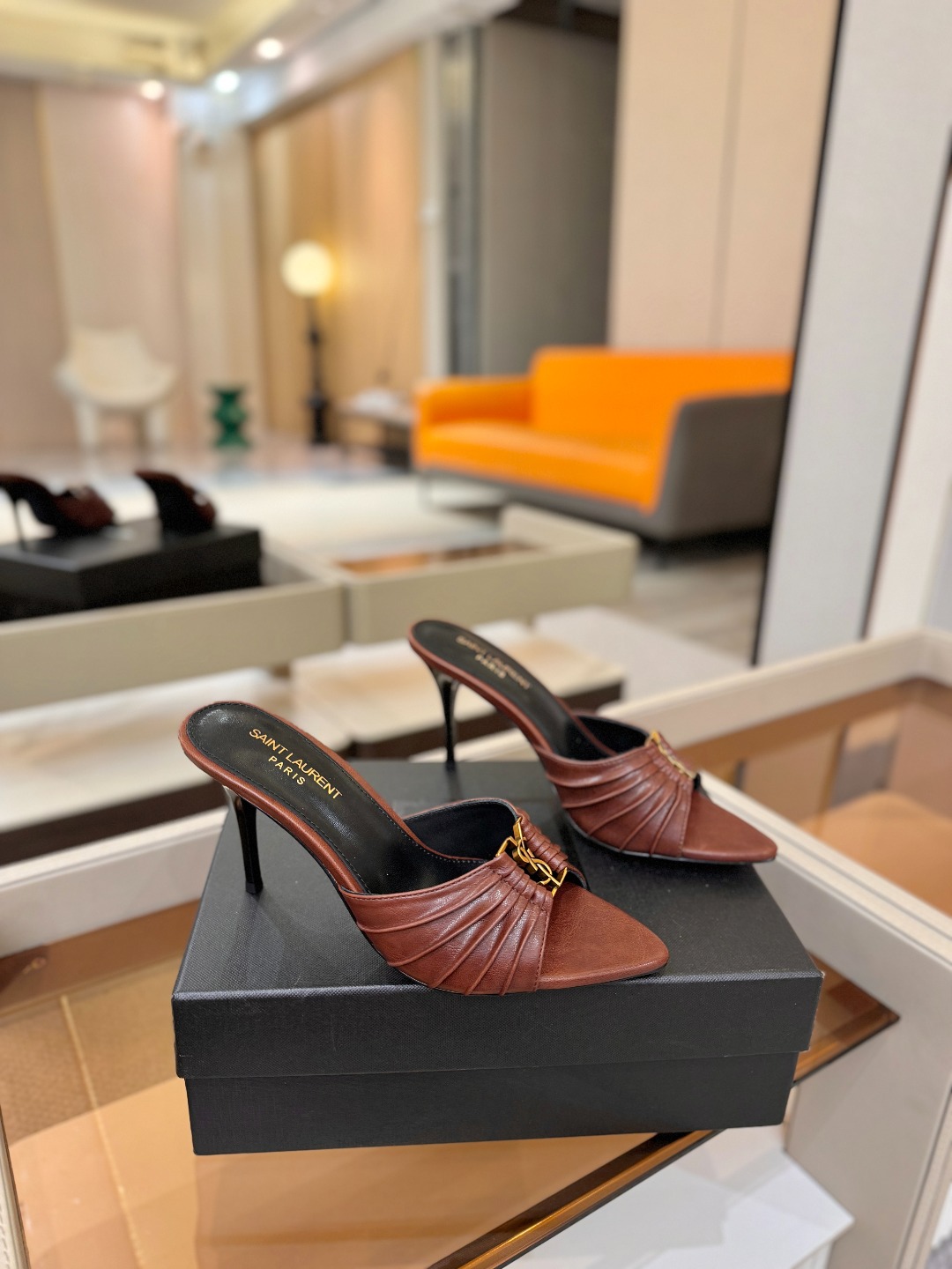 YSL「SAINT LAURENT*」  夏季新品 尖头优雅大气高跟拖鞋 ——————————  尖头设计拉长腿部线条，