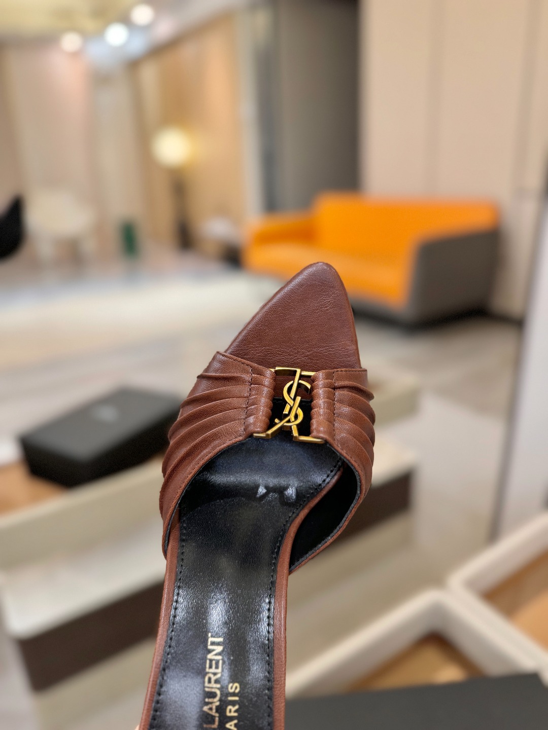 YSL「SAINT LAURENT*」  夏季新品 尖头优雅大气高跟拖鞋 ——————————  尖头设计拉长腿部线条，