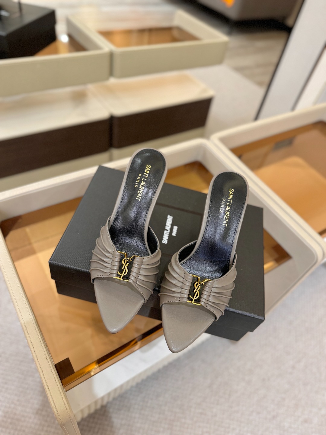 YSL「SAINT LAURENT*」  夏季新品 尖头优雅大气高跟拖鞋 ——————————  尖头设计拉长腿部线条，