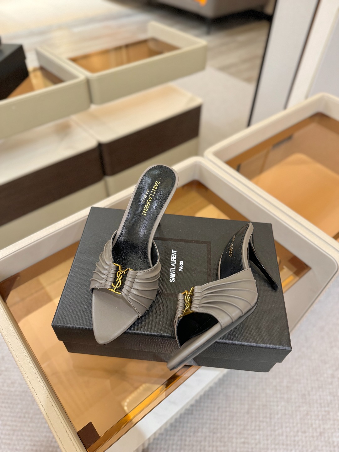 YSL「SAINT LAURENT*」  夏季新品 尖头优雅大气高跟拖鞋 ——————————  尖头设计拉长腿部线条，