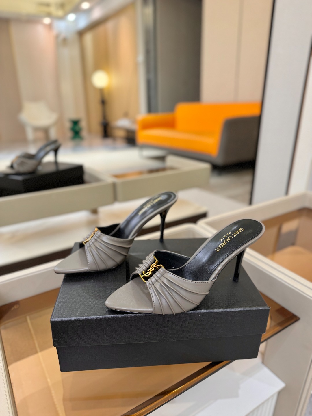 YSL「SAINT LAURENT*」  夏季新品 尖头优雅大气高跟拖鞋 ——————————  尖头设计拉长腿部线条，