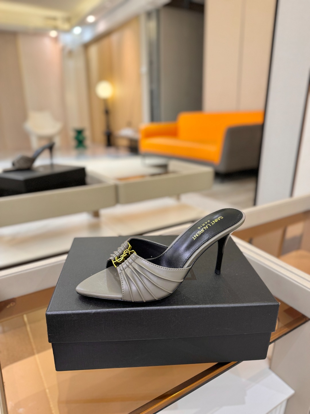 YSL「SAINT LAURENT*」  夏季新品 尖头优雅大气高跟拖鞋 ——————————  尖头设计拉长腿部线条，