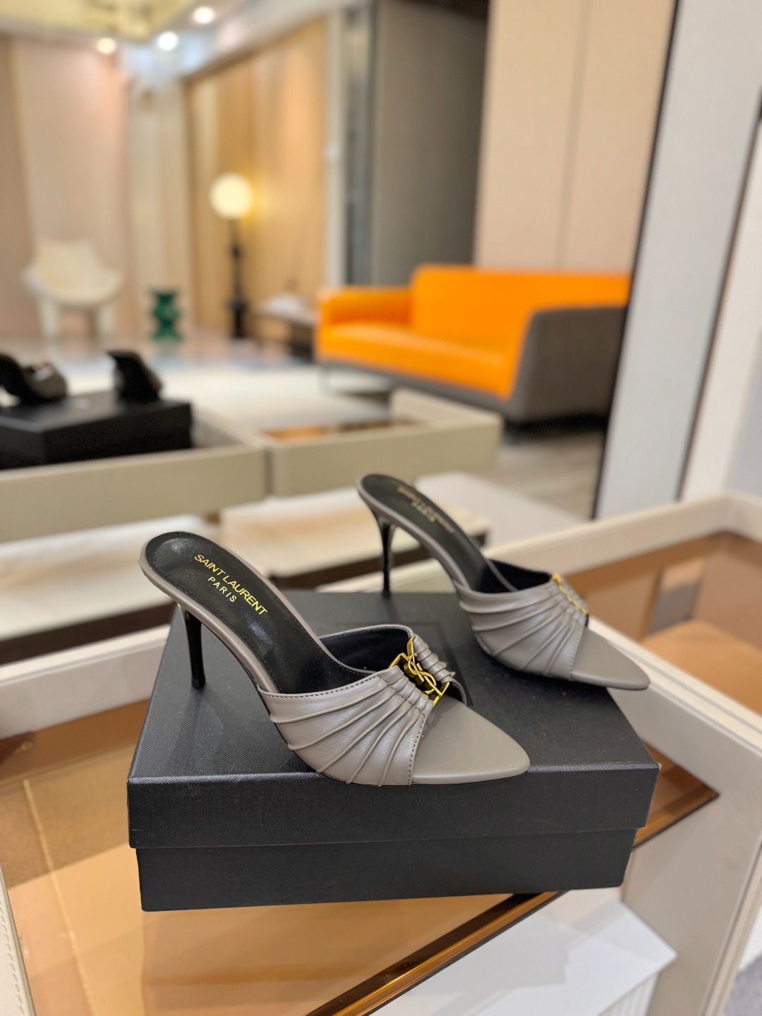 YSL「SAINT LAURENT*」  夏季新品 尖头优雅大气高跟拖鞋 ——————————  尖头设计拉长腿部线条，