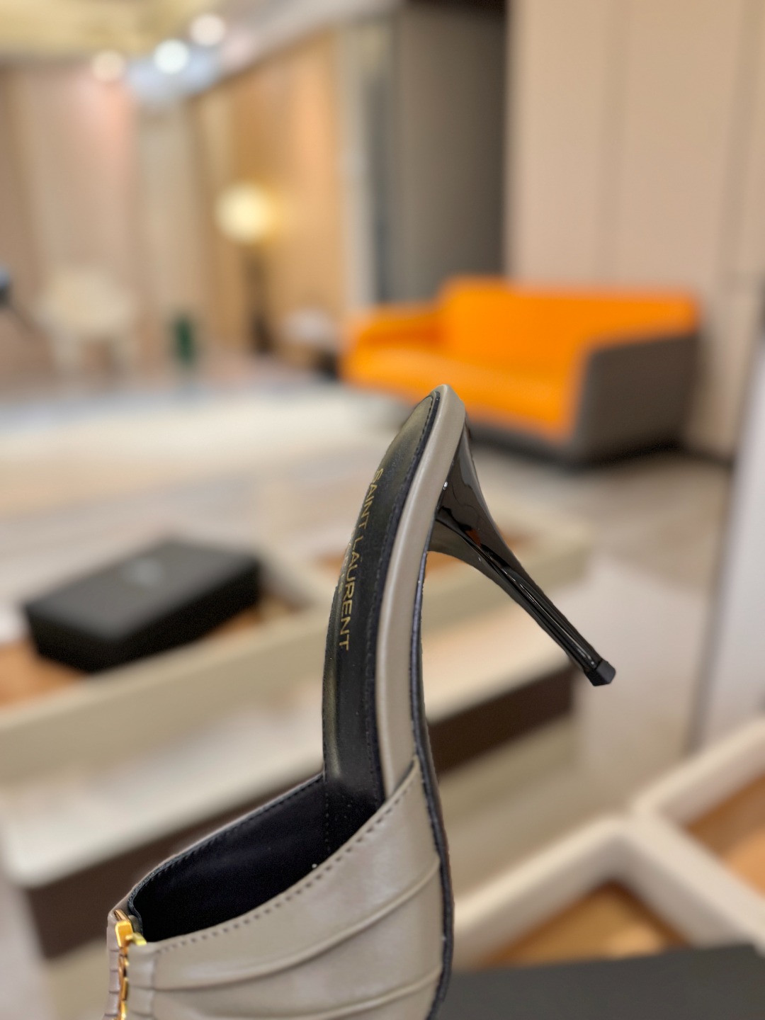 YSL「SAINT LAURENT*」  夏季新品 尖头优雅大气高跟拖鞋 ——————————  尖头设计拉长腿部线条，