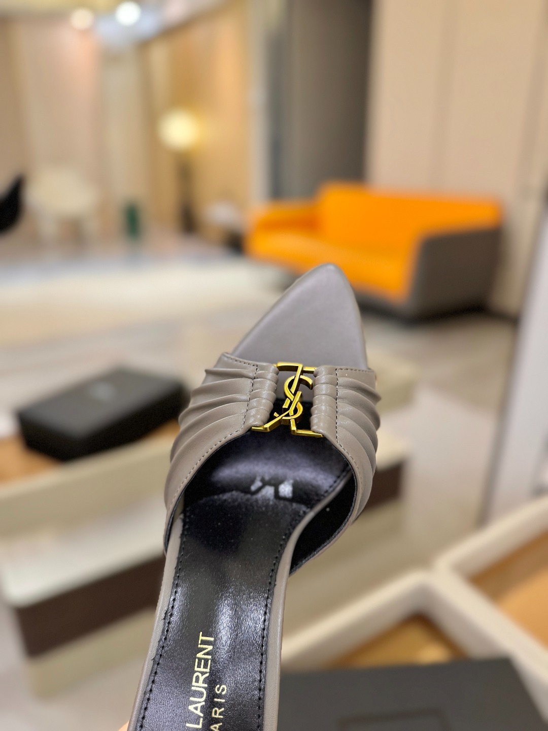 YSL「SAINT LAURENT*」  夏季新品 尖头优雅大气高跟拖鞋 ——————————  尖头设计拉长腿部线条，