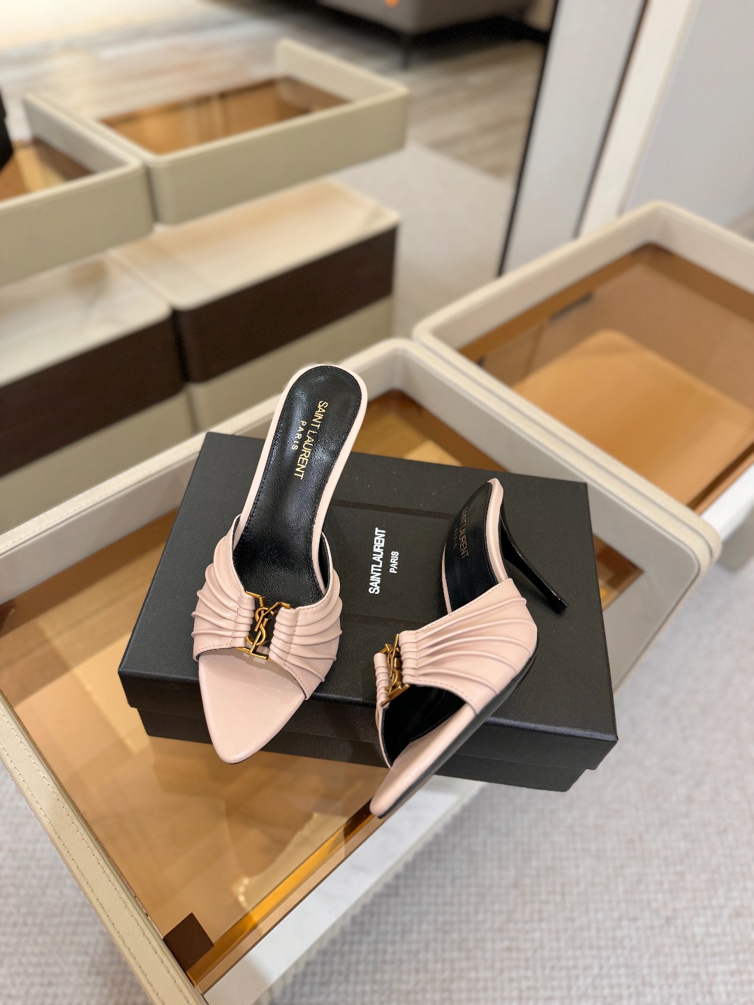 YSL「SAINT LAURENT*」 夏季新品 尖头优雅大气高跟拖鞋 —————————— 尖头设计拉长腿部线条, YSL「SAINT LAURENT*」 夏季新品 尖头优雅大气高跟拖鞋 —————————— 尖头设计拉长腿部线条,