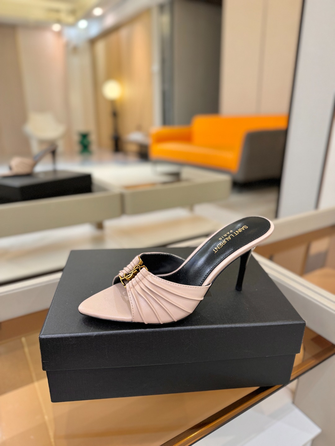 YSL「SAINT LAURENT*」  夏季新品 尖头优雅大气高跟拖鞋 ——————————  尖头设计拉长腿部线条，