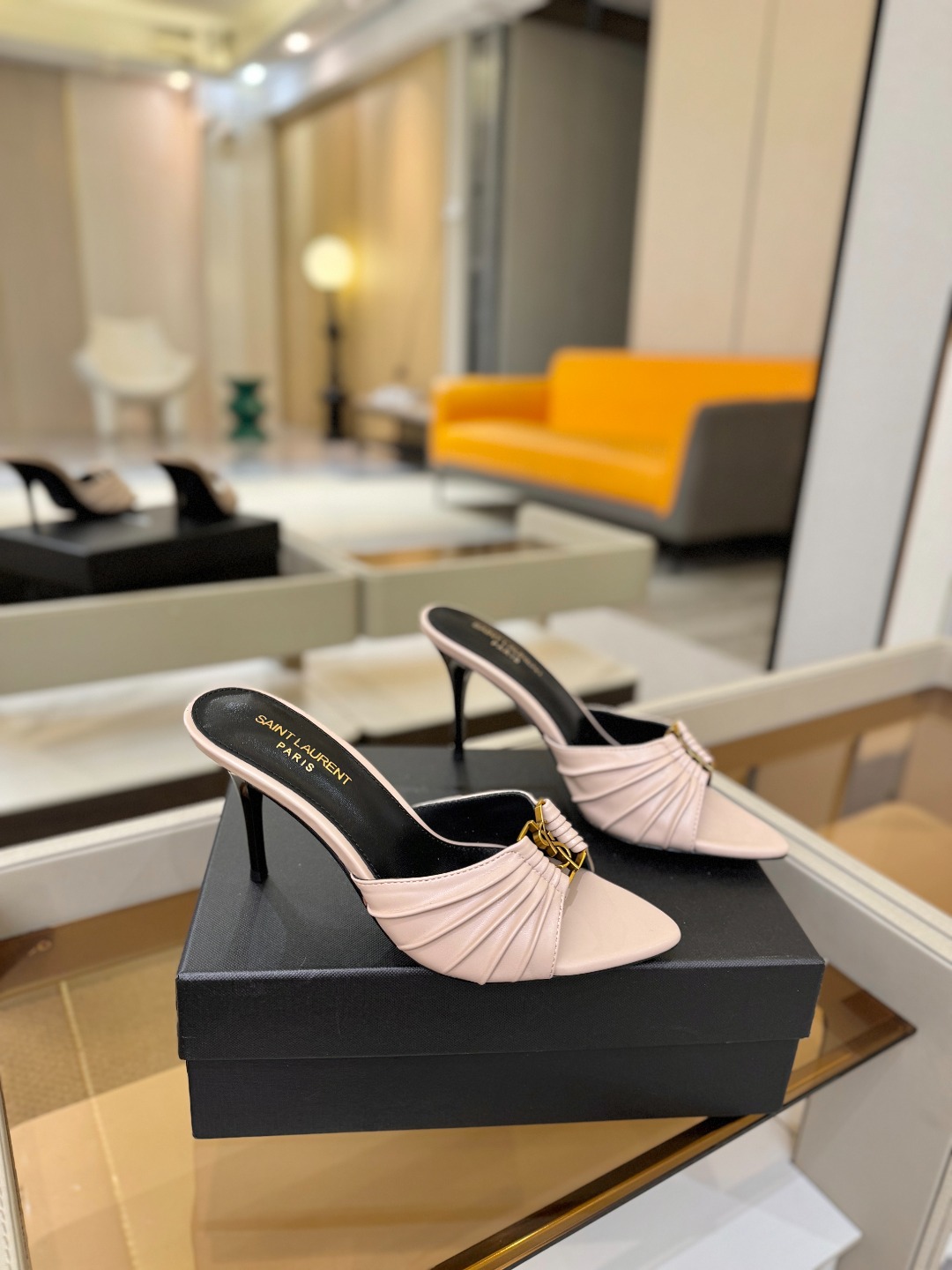 YSL「SAINT LAURENT*」 夏季新品 尖头优雅大气高跟拖鞋 —————————— 尖头设计拉长腿部线条, YSL「SAINT LAURENT*」 夏季新品 尖头优雅大气高跟拖鞋 —————————— 尖头设计拉长腿部线条,