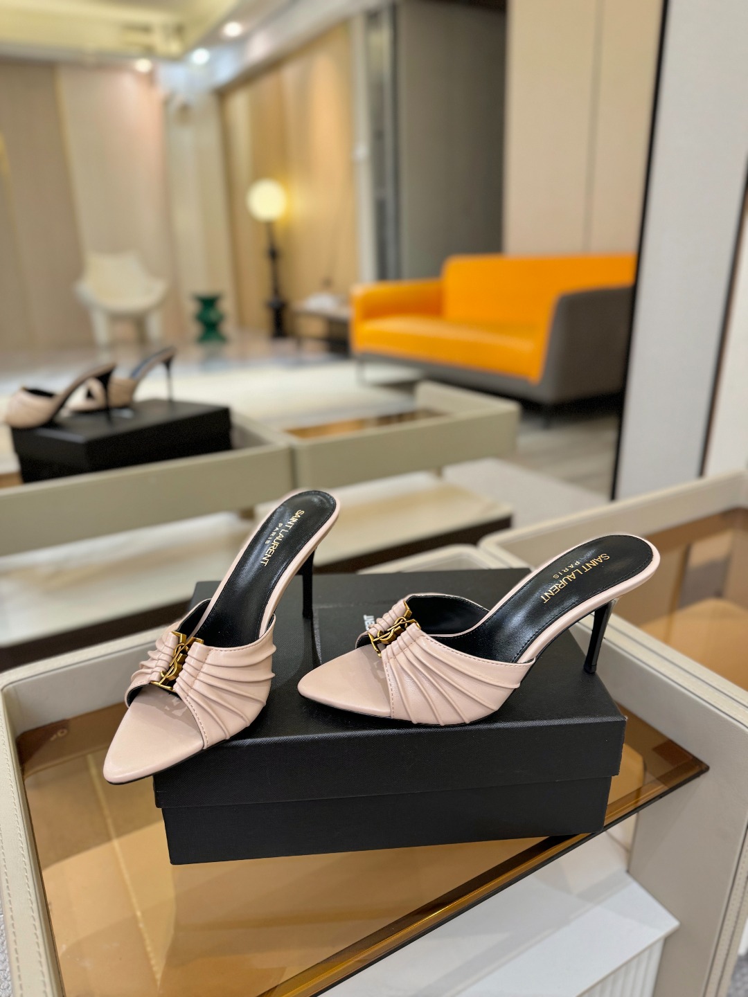 YSL「SAINT LAURENT*」 夏季新品 尖头优雅大气高跟拖鞋 —————————— 尖头设计拉长腿部线条, YSL「SAINT LAURENT*」 夏季新品 尖头优雅大气高跟拖鞋 —————————— 尖头设计拉长腿部线条,