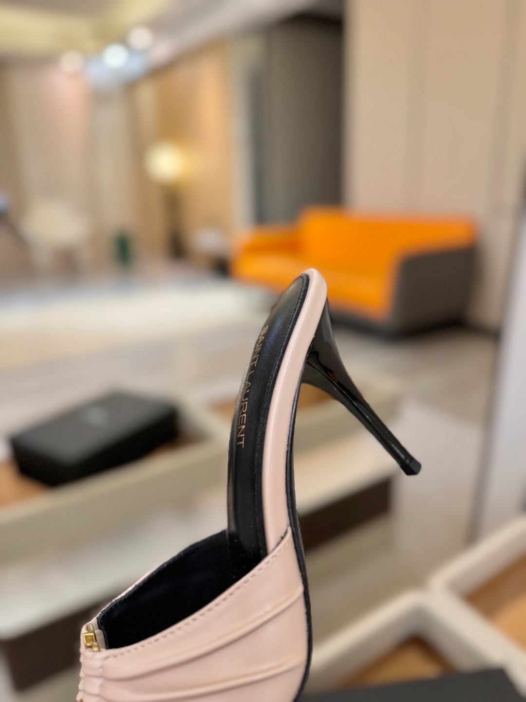 YSL「SAINT LAURENT*」 夏季新品 尖头优雅大气高跟拖鞋 —————————— 尖头设计拉长腿部线条, YSL「SAINT LAURENT*」 夏季新品 尖头优雅大气高跟拖鞋 —————————— 尖头设计拉长腿部线条,