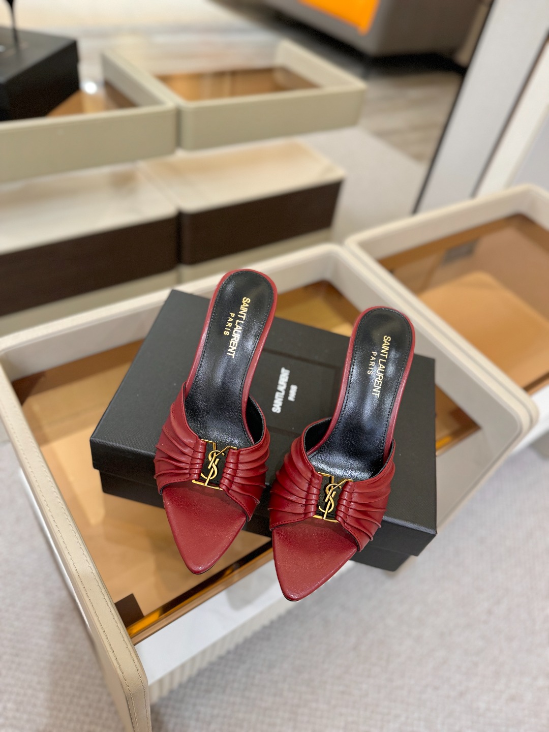YSL「SAINT LAURENT*」  夏季新品 尖头优雅大气高跟拖鞋 ——————————  尖头设计拉长腿部线条，