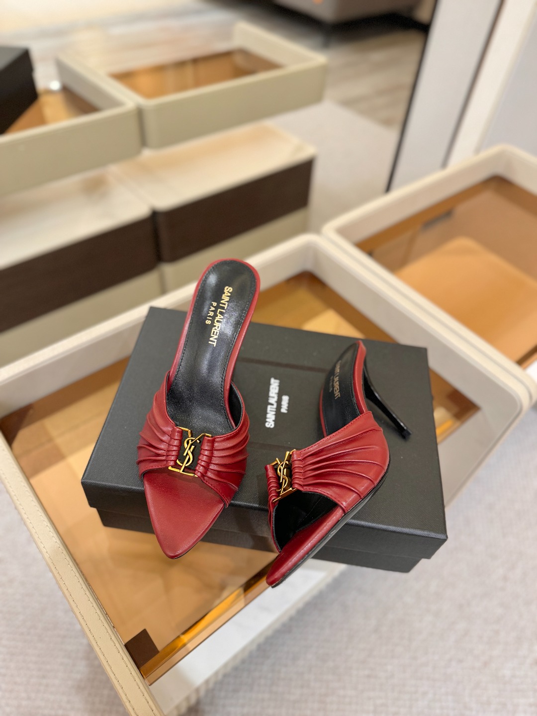 YSL「SAINT LAURENT*」  夏季新品 尖头优雅大气高跟拖鞋 ——————————  尖头设计拉长腿部线条，