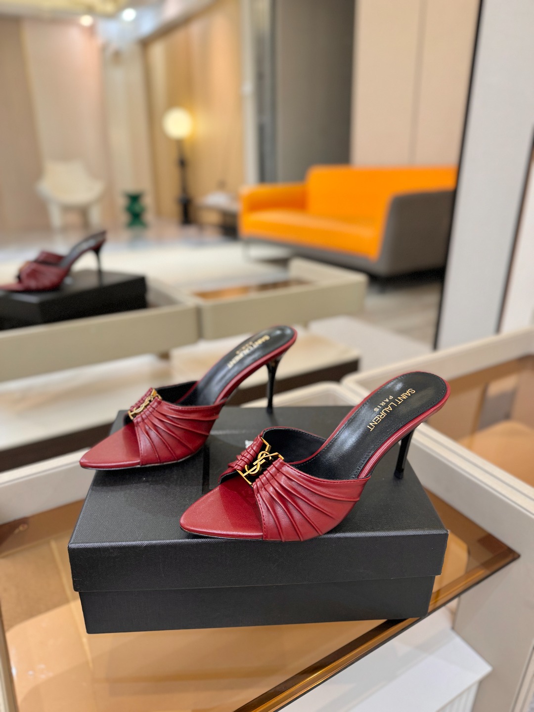 YSL「SAINT LAURENT*」  夏季新品 尖头优雅大气高跟拖鞋 ——————————  尖头设计拉长腿部线条，
