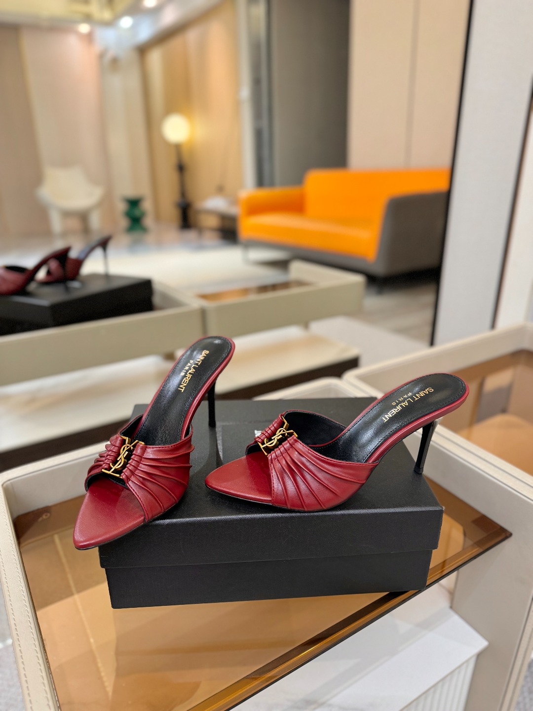 YSL「SAINT LAURENT*」  夏季新品 尖头优雅大气高跟拖鞋 ——————————  尖头设计拉长腿部线条，