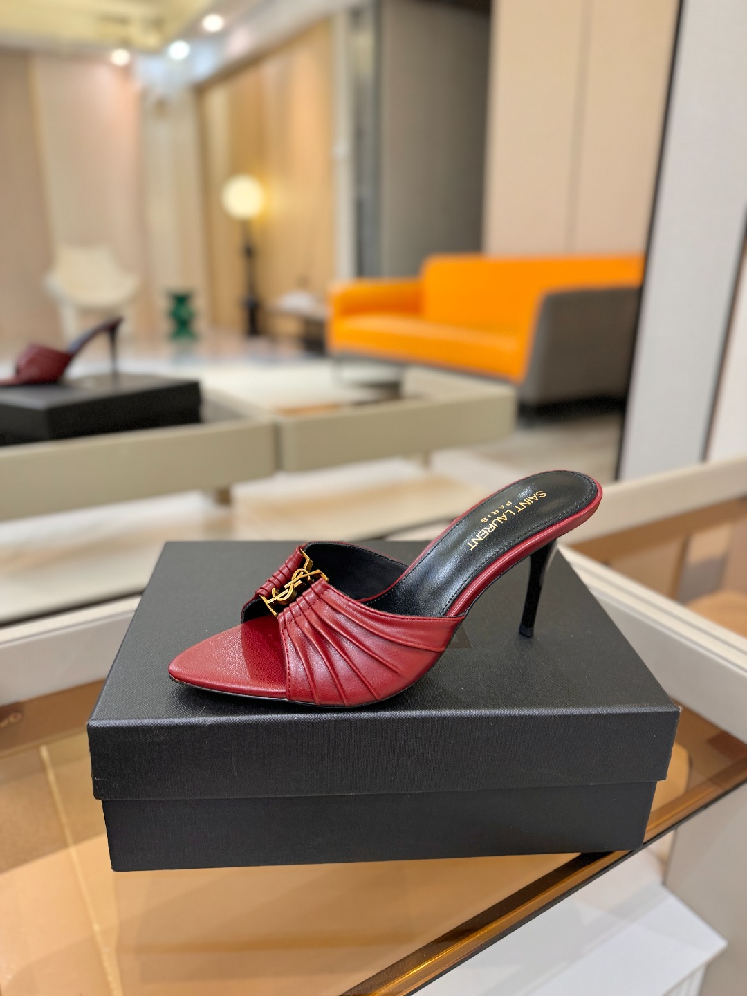 YSL「SAINT LAURENT*」  夏季新品 尖头优雅大气高跟拖鞋 ——————————  尖头设计拉长腿部线条，