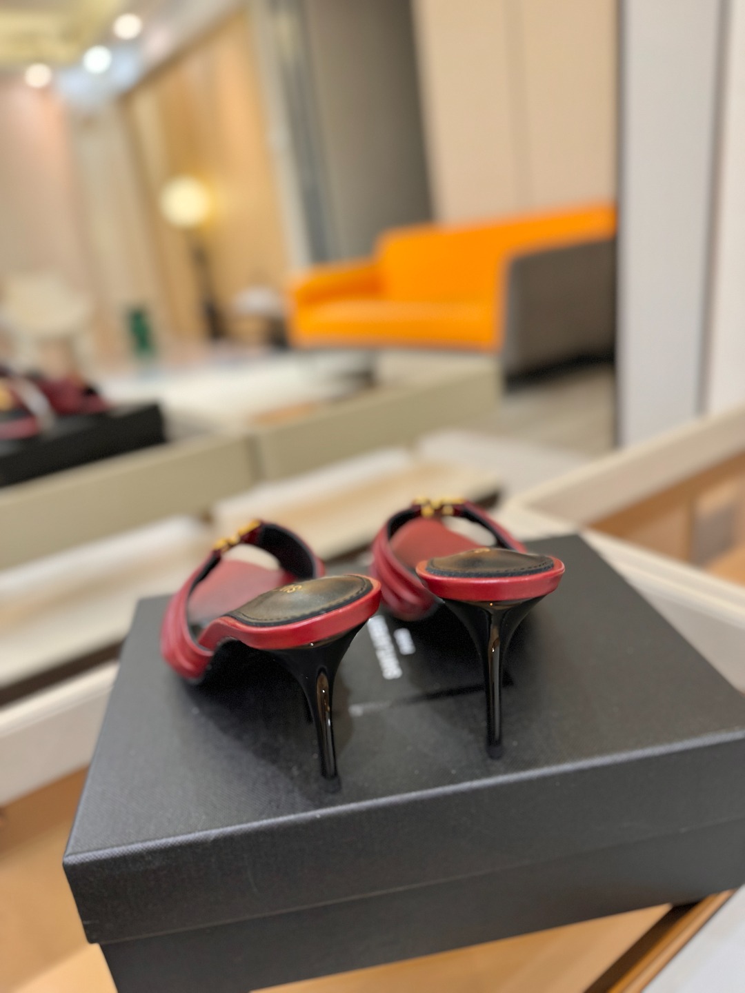 YSL「SAINT LAURENT*」  夏季新品 尖头优雅大气高跟拖鞋 ——————————  尖头设计拉长腿部线条，