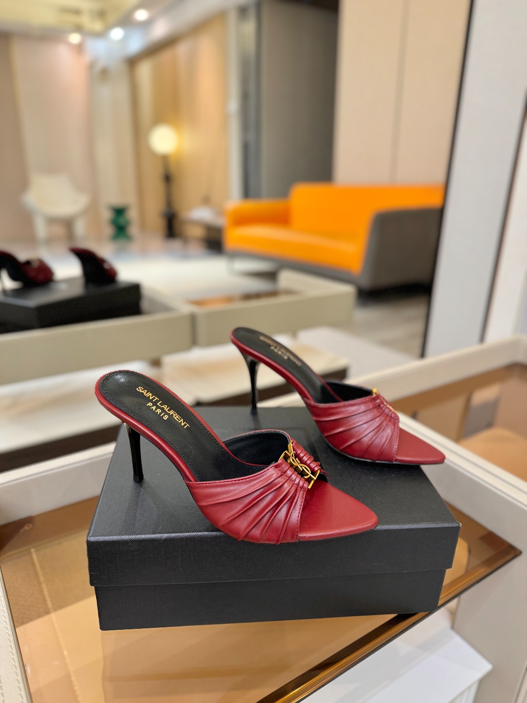 YSL「SAINT LAURENT*」  夏季新品 尖头优雅大气高跟拖鞋 ——————————  尖头设计拉长腿部线条，