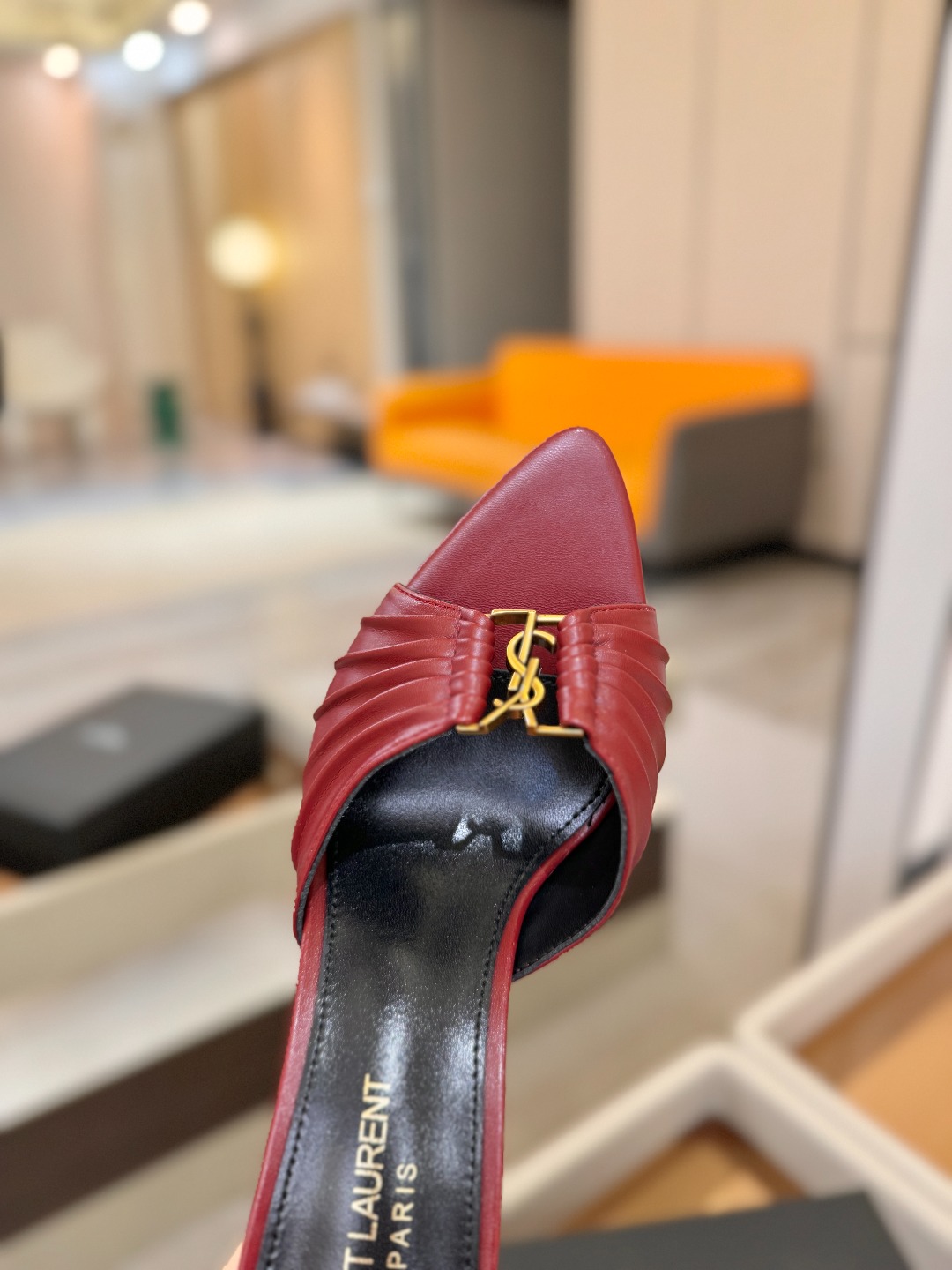 YSL「SAINT LAURENT*」  夏季新品 尖头优雅大气高跟拖鞋 ——————————  尖头设计拉长腿部线条，