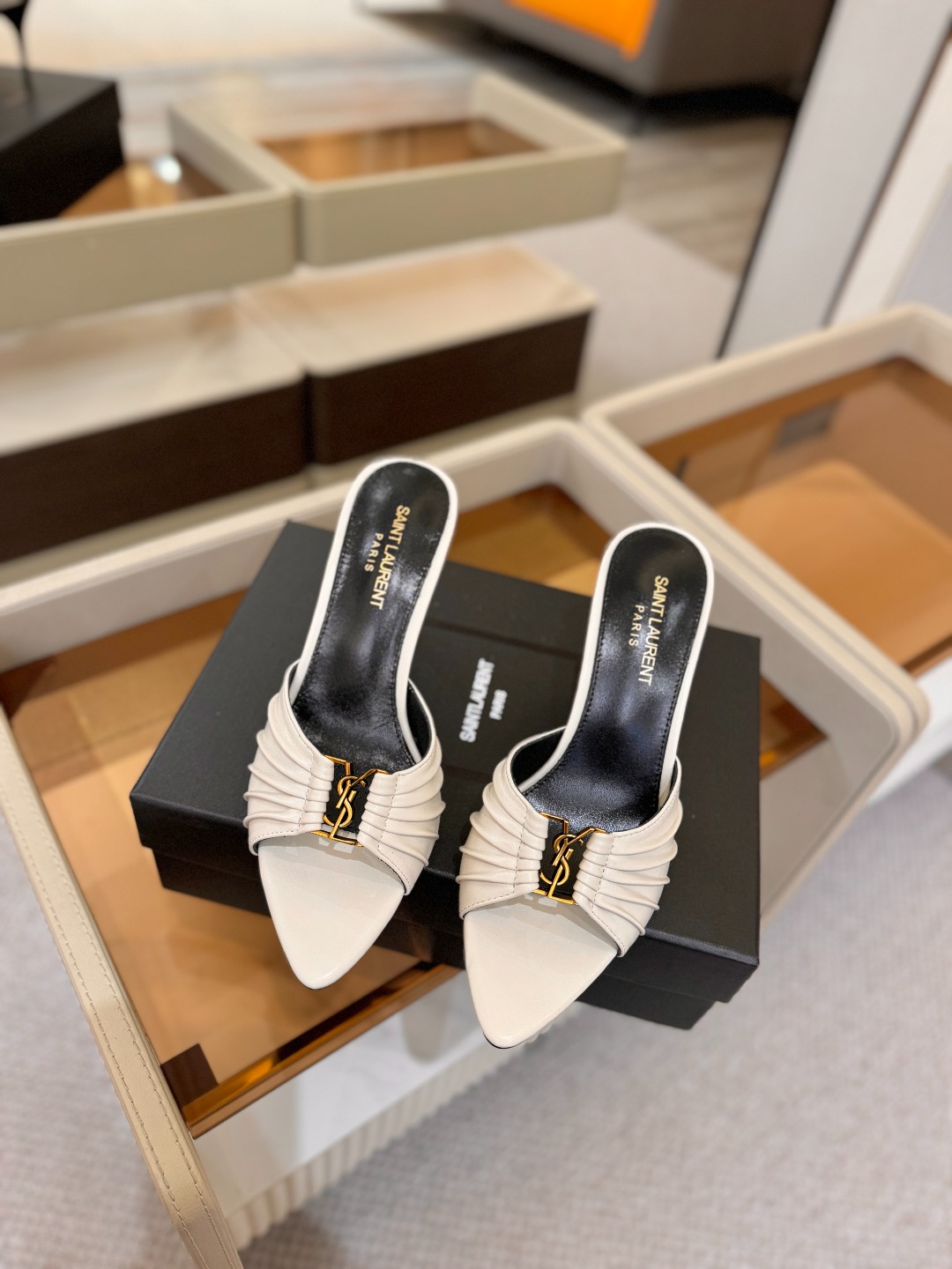 YSL「SAINT LAURENT*」  夏季新品 尖头优雅大气高跟拖鞋 ——————————  尖头设计拉长腿部线条，