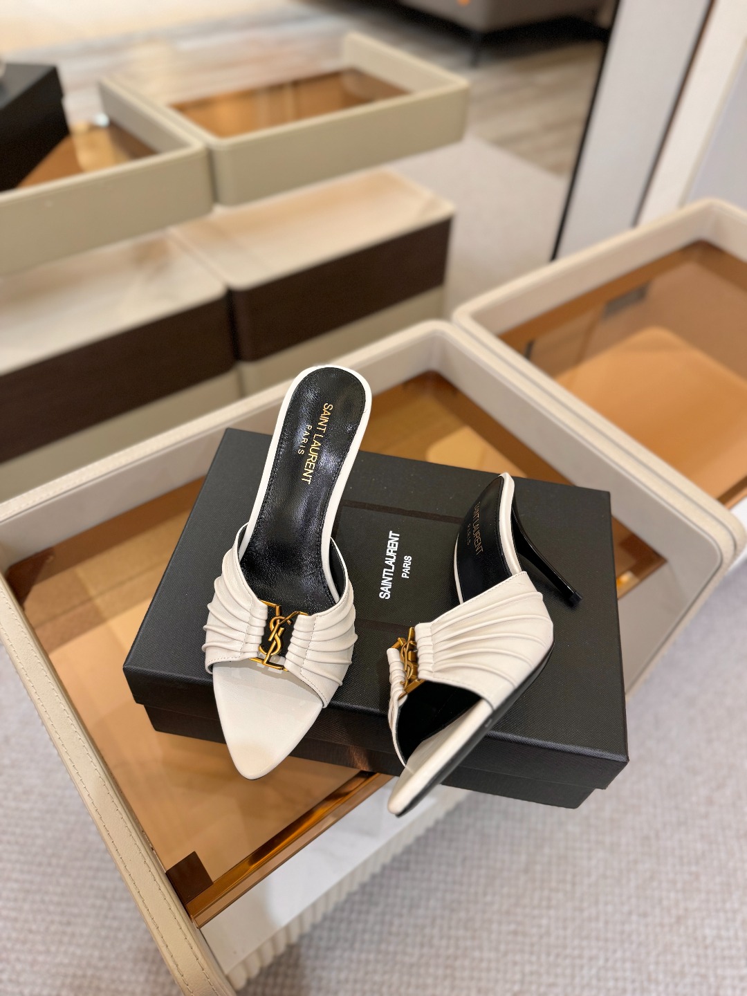 YSL「SAINT LAURENT*」  夏季新品 尖头优雅大气高跟拖鞋 ——————————  尖头设计拉长腿部线条，