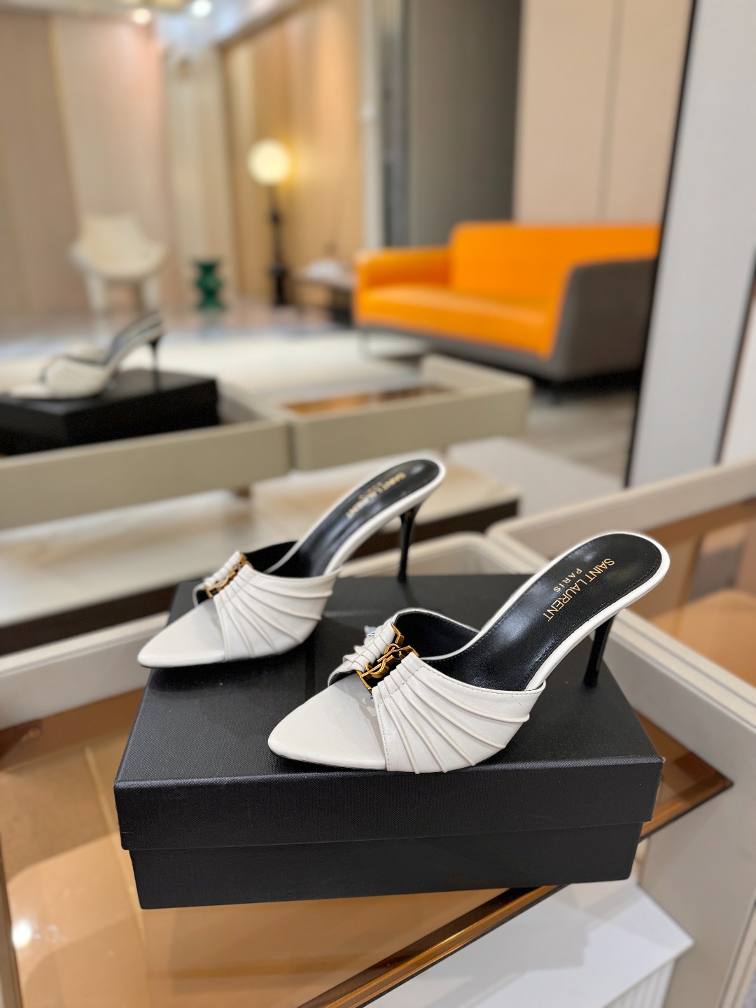 YSL「SAINT LAURENT*」  夏季新品 尖头优雅大气高跟拖鞋 ——————————  尖头设计拉长腿部线条，