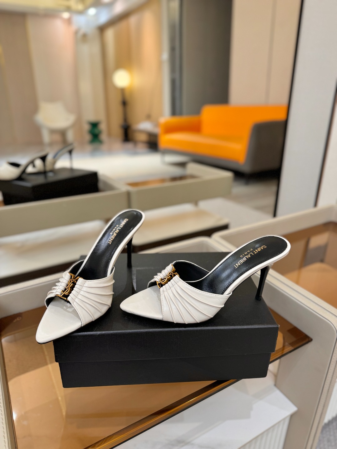 YSL「SAINT LAURENT*」  夏季新品 尖头优雅大气高跟拖鞋 ——————————  尖头设计拉长腿部线条，